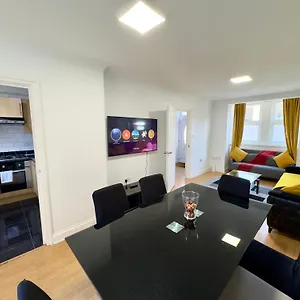  Holiday home 3 Bedrooms Spacious House, Separate Reception, 2 Full Bathrooms, Parking, Garden